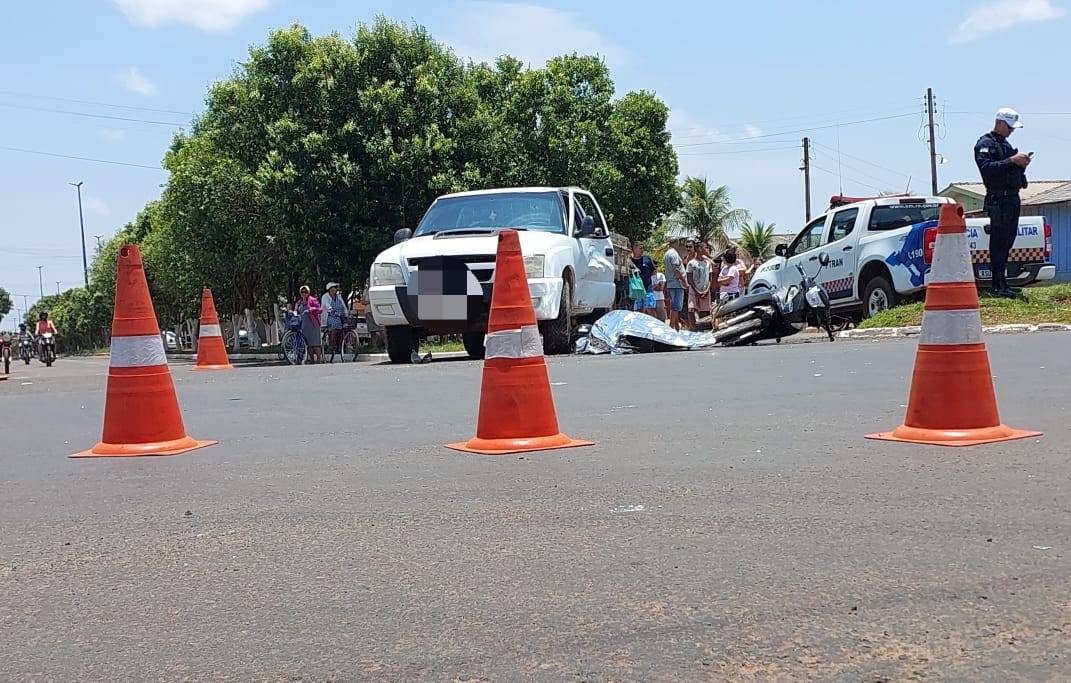 Rapaz que completou 18 anos em agosto sofre profundo corte no pescoço e morre na hora após motoneta atingir picape, em Vilhena