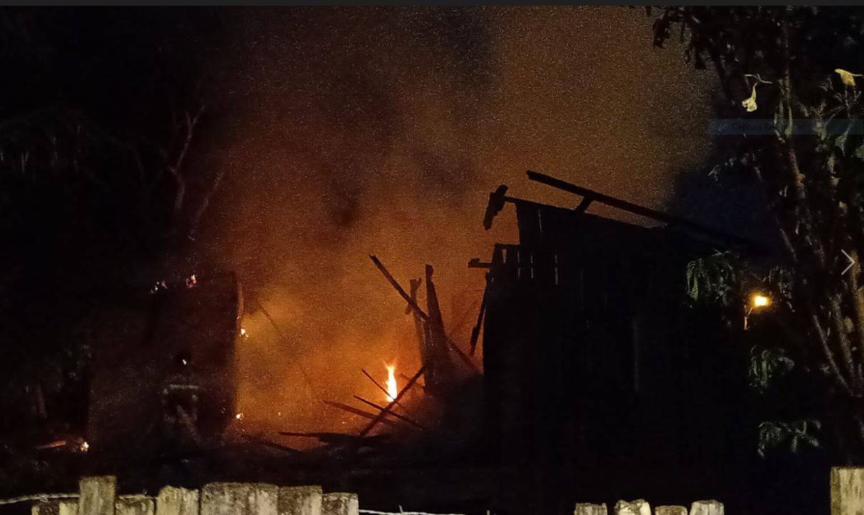 ASSISTA VÍDEO: incêndio destrói casa de madeira em Vilhena; vizinho temeram explosão de botijão de gás