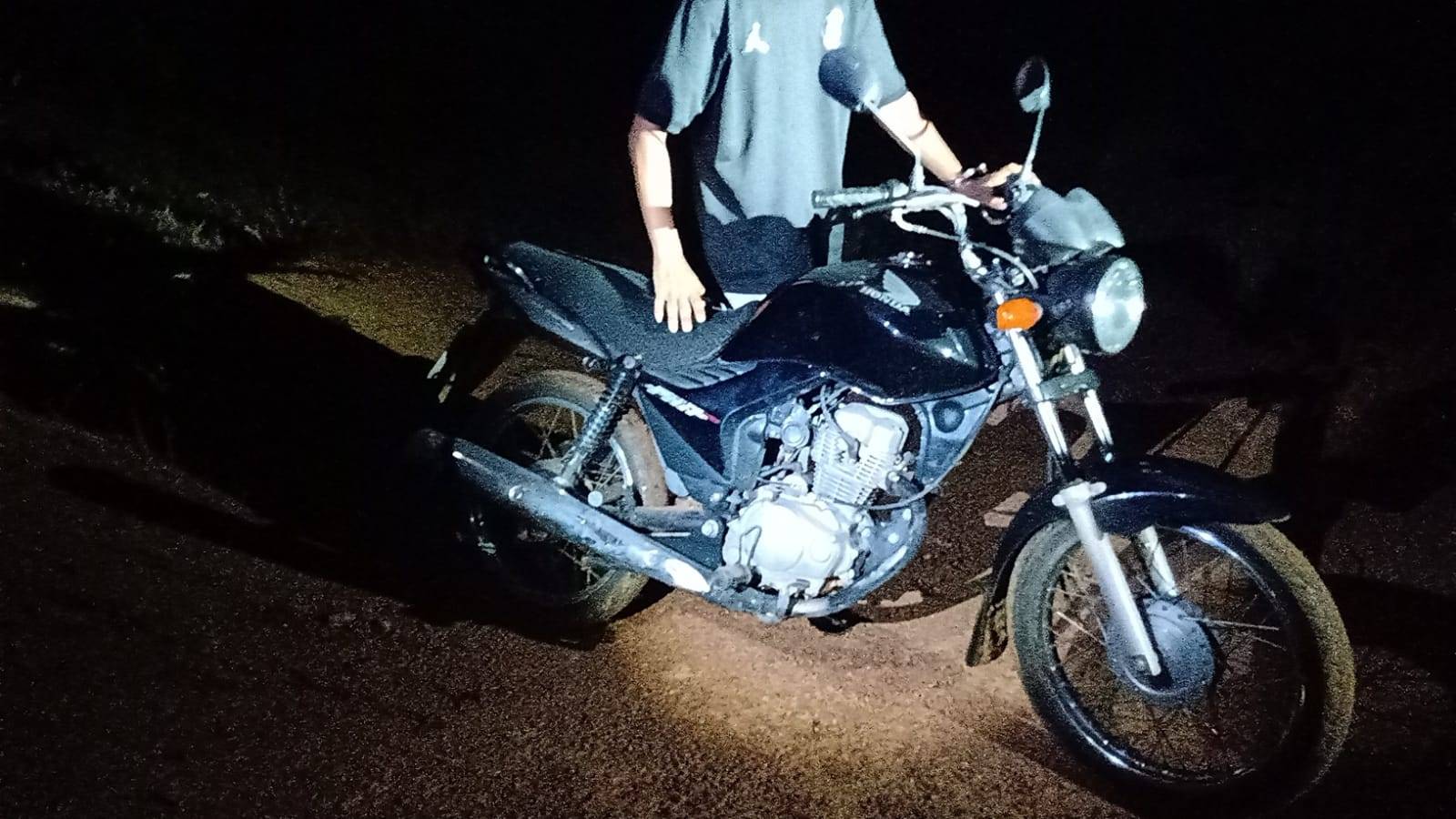 Ladrões que furtaram motocicleta poderão ser identificados por câmeras; veículo foi abandonado na pista de kart