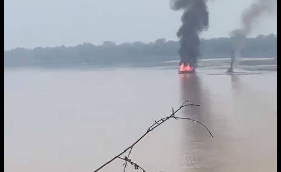 ASSISTA: vídeo mostra balsas sendo destruídas em ação da PF e do Ibama contra garimpo ilegal no rio Madeira, em Rondônia