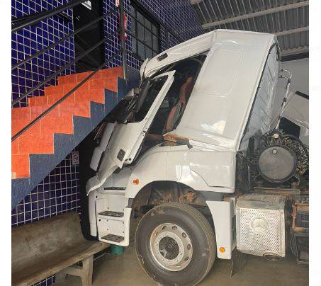 ASSISTA: vídeo mostra homem escapando da morte após caminhão desgovernado atingir parede de oficina, em Vilhena