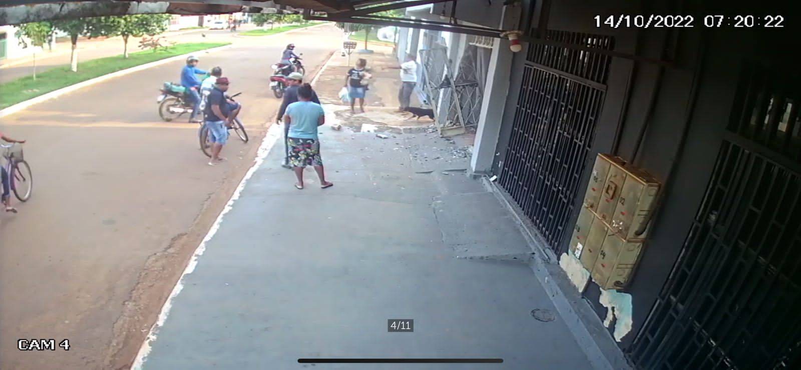 ASSISTA VÍDEO: ex-caminhoneiro de 82 anos atravessa avenida de ré e provoca estragos em avenida movimentada, em Vilhena