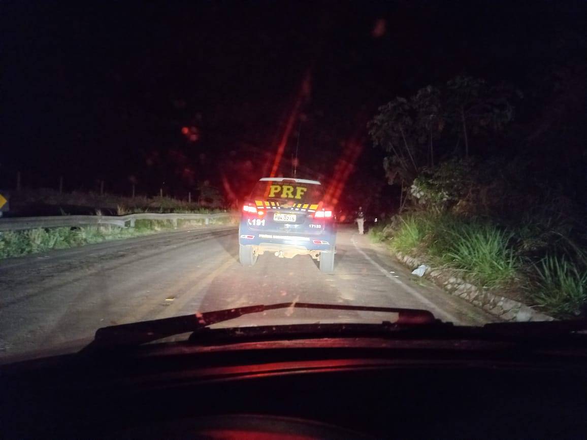 Caminhão graneleiro tomba em curva da BR 435, entre Cerejeiras e Colorado do Oeste