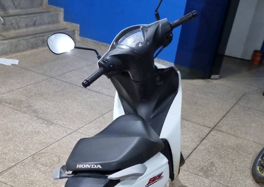 Teve de tudo durante roubo de motoneta: mata-leão, vítima dopada com Clonazepan e ladra identificada através de crachá
