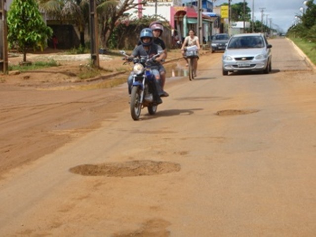 Avenida esburacada provoca quatro acidentes e irrita condutores