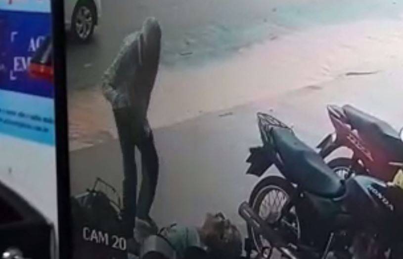 VÍDEO: idoso é assassinado a facadas após discussão em frente supermercado na cidade de Cerejeiras