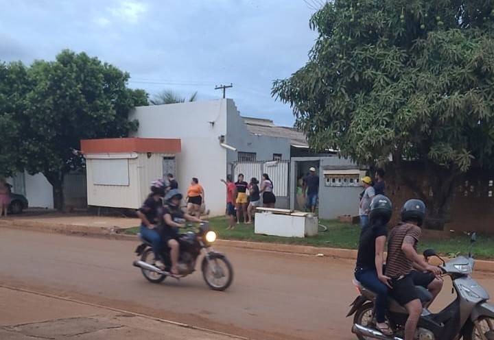 Rapaz de 26 anos baleado ontem passa por cirurgia e está intubado em estado grave no Hospital Regional