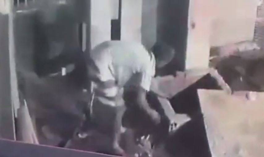 ASSISTA VÍDEO: flagrado furtando fiação em escola pela terceira vez, ladrão é preso, solto por engano e recapturado