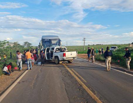VIDEORREPORTAGEM: ônibus que trazia estudantes de Campos de Júlio para Vilhena bate em picape e indígena morre em rodovia de MT