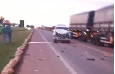 ASSISTA VÍDEO: caminhonete que estaria sendo dirigida por idoso bate em traseira de caminhão na BR 364, em Vilhena