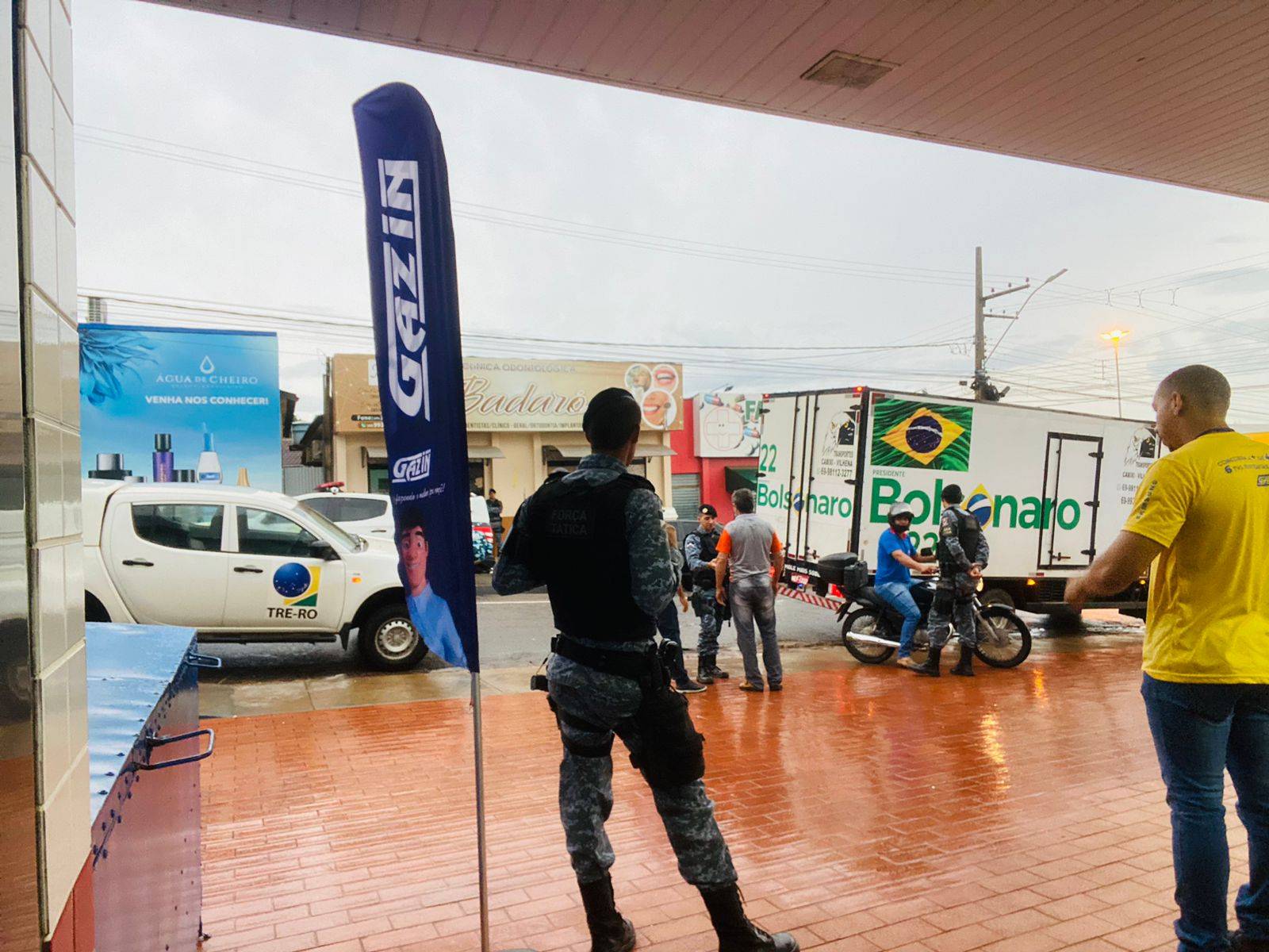 Em Colorado do Oeste, Justiça Eleitoral acompanha abordagem de policiais militares a caminhão com adesivo pró-Bolsonaro