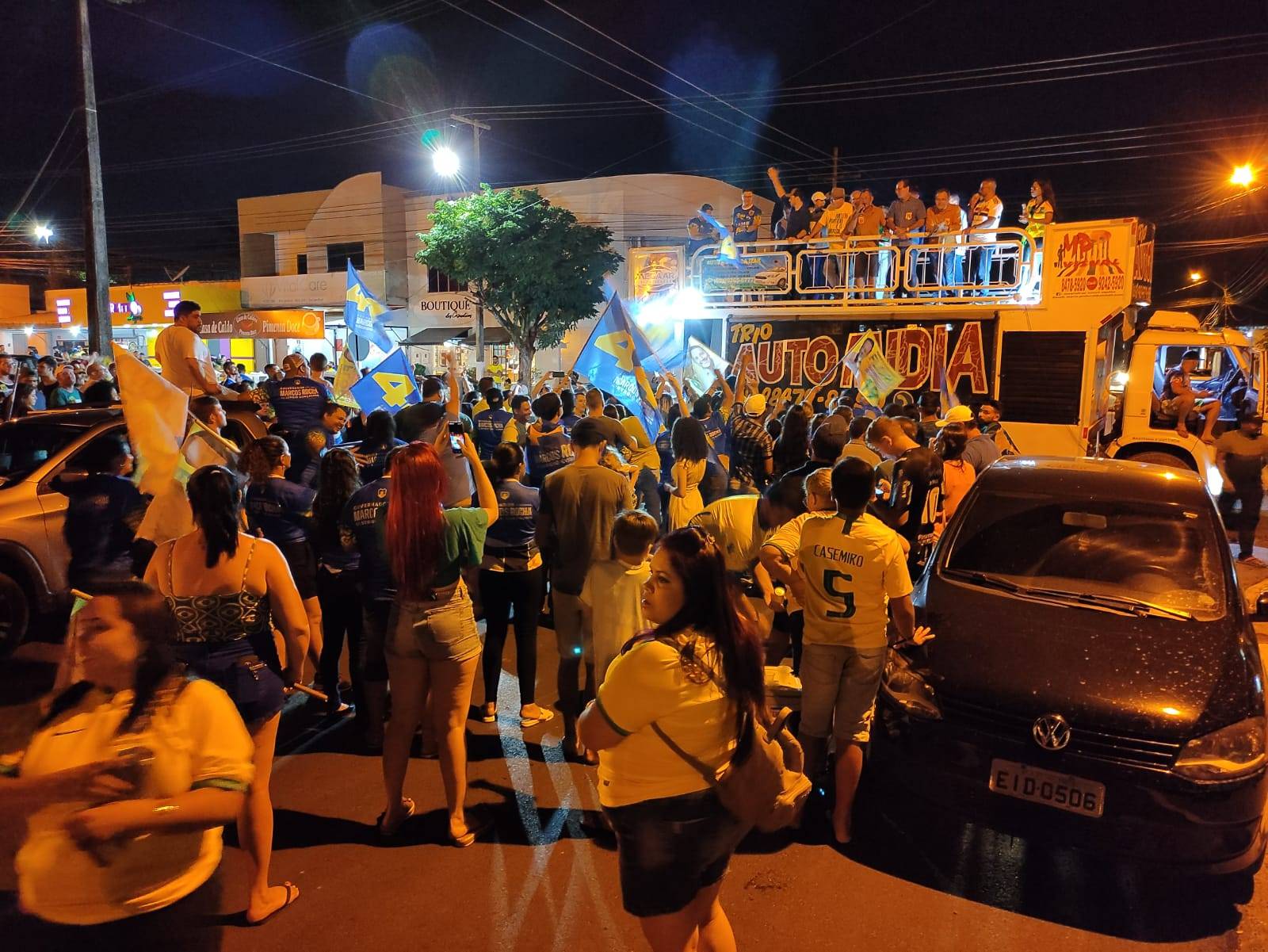 Delegado da Polícia Federal se elege prefeito de Vilhena com a maior votação da história; apoiadores comemoram em praça