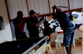 VÍDEO: na véspera da eleição, discussão entre petista e bolsonaristas acaba em pancadaria em bar de Colorado do Oeste