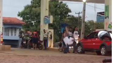 VEJA VÍDEO: medo de desabastecimento lota posto de combustíveis em Colorado do Oeste e discussão na fila acaba em pancadaria
