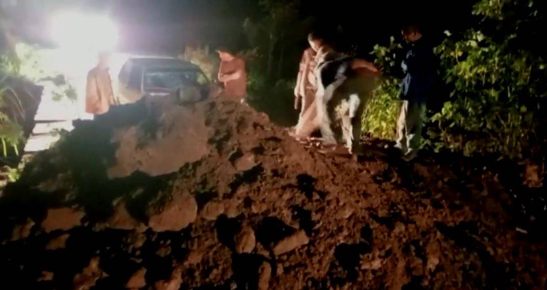 ASSISTA VÍDEO: moradores da zona rural de Vilhena se irritam após estrada vicinal ser bloqueada com terra