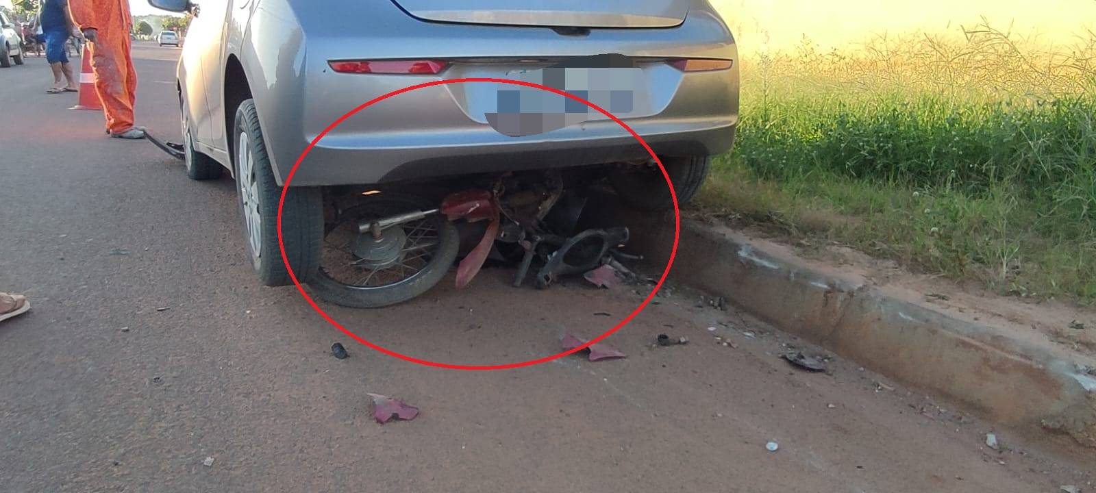 Motoneta vai parar embaixo de carro, capacete voa e cai sobre telhado e condutor fica em estado grave, em Vilhena