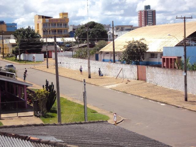 Em plena luz do dia, site registra fuga de alunos em escola pública