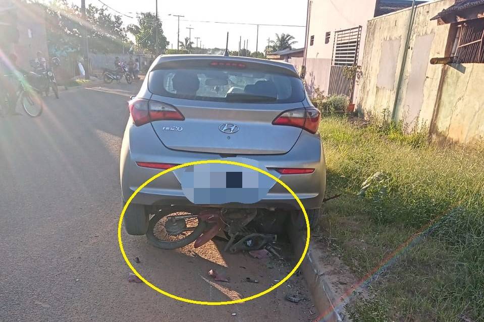 Rapaz de 23 anos que sobreviveu “milagrosamente” após ir parar com moto embaixo de carro passa por cirurgias