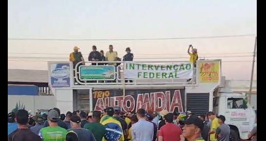 Força-tarefa chega para fazer desbloqueio total da BR 364, em Vilhena; manifestantes fazem coro por Forças Armadas
