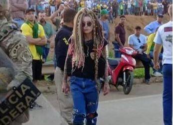 ASSISTA VÍDEO: visual de procuradora da República chama atenção durante desbloqueio de rodovia federal em Vilhena