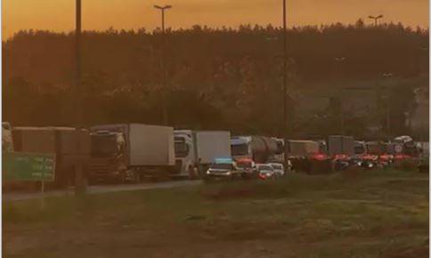 Rodovias seguem no esquema pare/siga no Cone Sul; PRF emite nota e comerciantes de Vilhena aderem a protestos