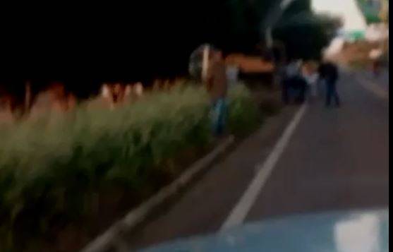 ASSISTA: petista tenta atropelar manifestantes que bloqueavam rodovia em Colorado do Oeste e vídeo viraliza no WhatsApp