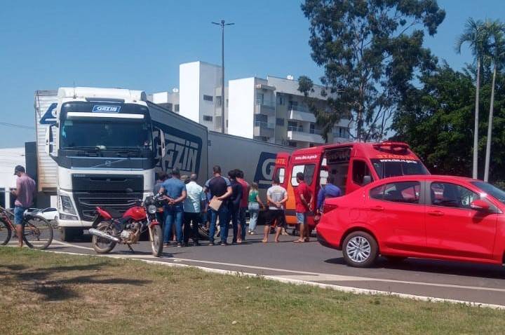 Atingida por caminhão em rotatória da BR 364, em Vilhena, mulher tem braço dilacerado e é socorrida em estado gravíssimo