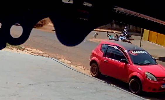 VÍDEO: câmeras flagram acidente envolvendo picape e moto que matou menina de 02 anos em cidade de MT