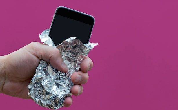 Após assaltar loja em Vilhena, ladrões usam papel-alumínio em celular roubado, mas aparelho é rastreado pela dona
