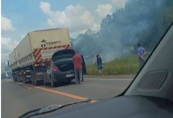 ASSISTA VÍDEO: cabo de alta tensão cai sobre carreta na saída de Vilhena e carro de passeio atinge caminhão após freada brusca