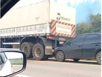 Carro atingido por caminhão que deu ré após fiação de alta tensão cair sobre carreta era dirigido por advogado de Vilhena