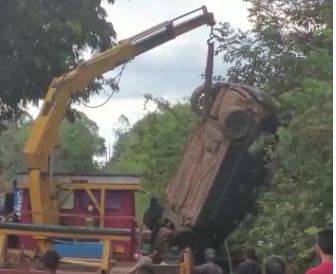 ASSISTA VÍDEO: motorista perde o controle da direção, carro despenca dentro de rio na área rural de Vilhena e muck é acionado
