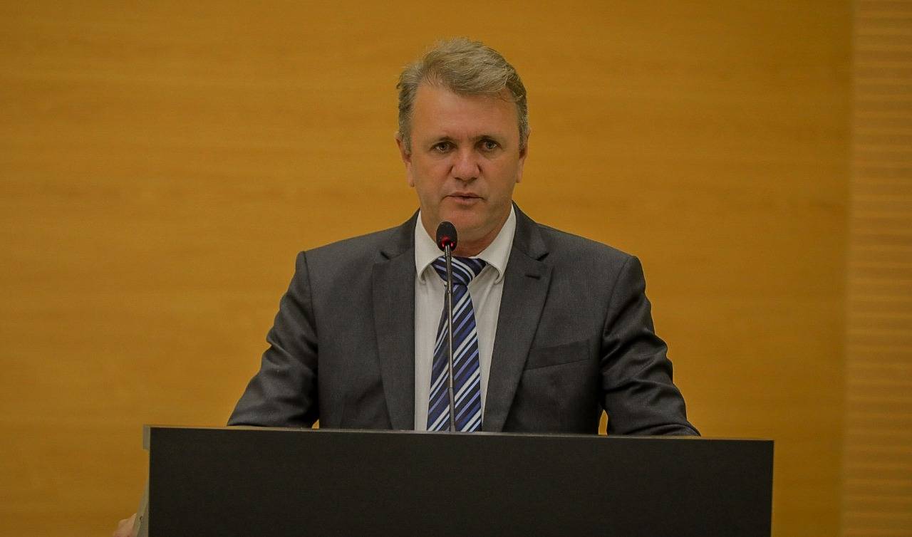 Recursos liberados pelo deputado Luizinho Goebel garantem aquisição de parques infantis para escolas de Chupinguaia