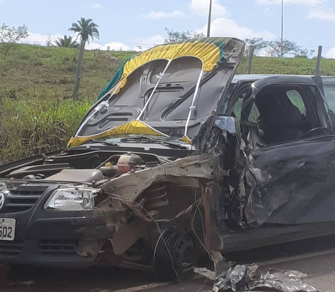 Reflexo de motoristas evita batida frontal entre dois carros e impede tragédia em rodovia de Chupinguaia