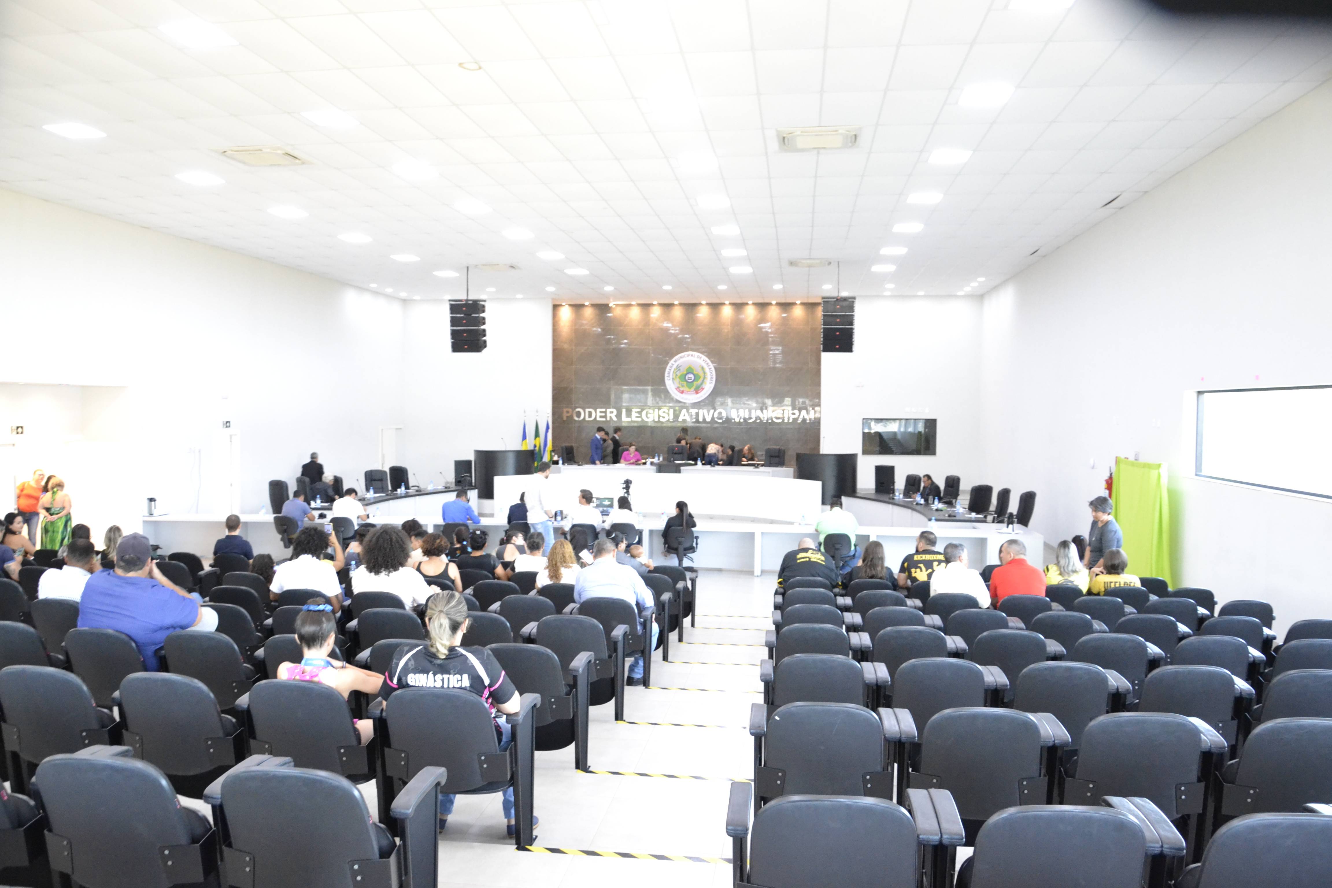 Com a presença de artesãos, Câmara de Vilhena derruba por unanimidade veto que rendeu xingamentos e treta entre prefeito e vereador