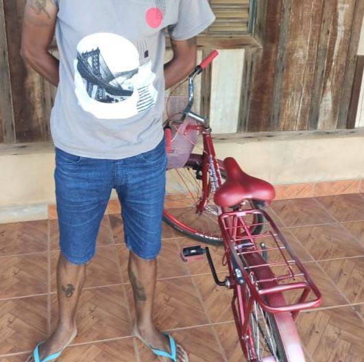 ASSISTA: vídeo mostra ladrão furtando bicicleta em frente supermercado; Patrulha Reforço prendeu criminoso e recuperou veículo