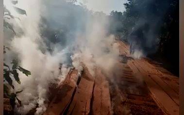 ASSISTA VÍDEO: ponte é incendiada na área rural de Cerejeiras; polícia tenta identificar autores do vandalismo