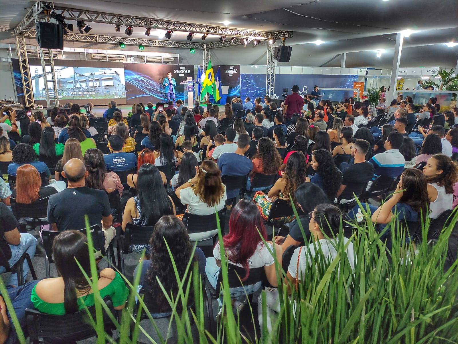 Com plateia lotada, Conexão Sebrae em Vilhena começa com grande movimento e presença de autoridades