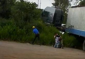 ASSISTA VÍDEO: acusado de furar bloqueio, caminhoneiro diz ter sido perseguido, leva pedrada e é socorrido por Bombeiros