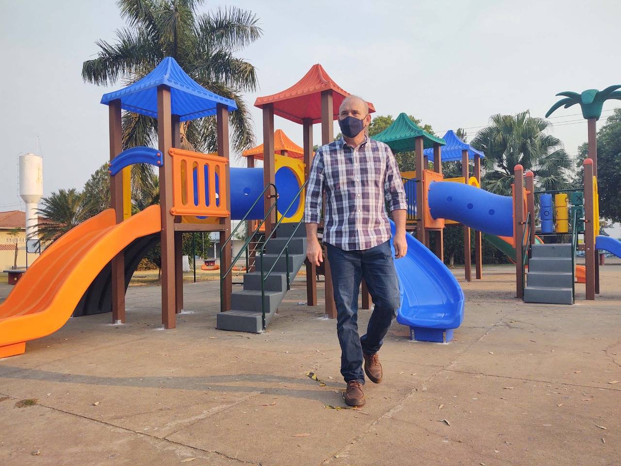 Parquinhos playgrounds comprados com recurso do deputado Ezequiel Neiva começam a ser instalados em Vilhena
