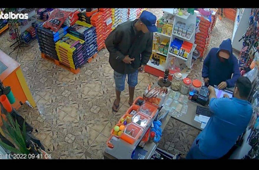 ASSISTA VÍDEO: “tira o ouro”, gritam ladrões armados que invadiram loja e roubaram comerciante, em Vilhena