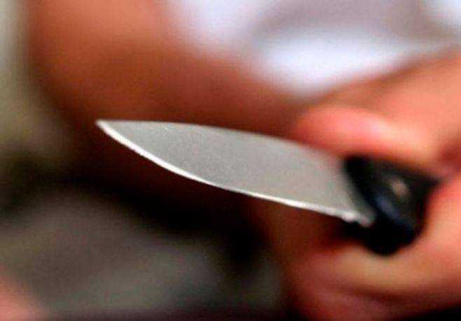 Usando faca, adolescente rende comerciante para roubar refrigerante e acaba dominado por populares, em Vilhena
