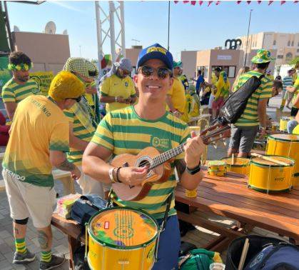 ASSISTA VÍDEO: auditor fiscal de Vilhena anima Copa do Qatar com rodas de pagode nas ruas do país muçulmano