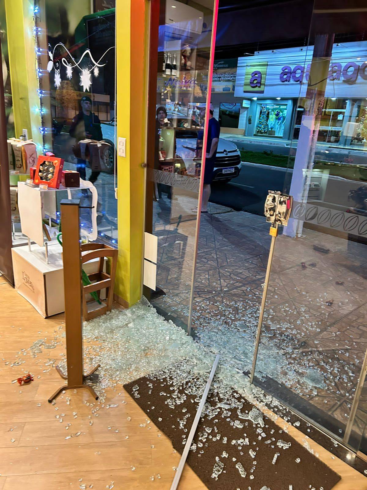 ASSISTA VÍDEO: de capacete, ladrão “explode” porta de loja no centro da cidade para furtar chocolates