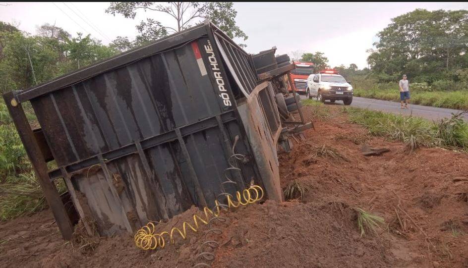 URGENTE: carreta carregada de gado tomba próximo a Chupinguaia e mata motorista, que era morador de Rolim de Moura