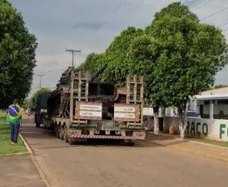ASSISTA VÍDEO: caminhões transportando tanques passam por Vilhena e atraem curiosos até o Tiro de Guerra