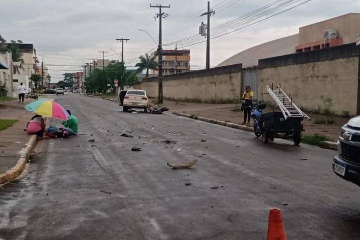 Mulher de 42 anos tem motocicleta atingida por carro e sofre fraturas expostas em avenida de Vilhena