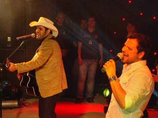 JOÃO MARCIO E FABIANO ATRAEM MULTIDÃO PARA ARENA