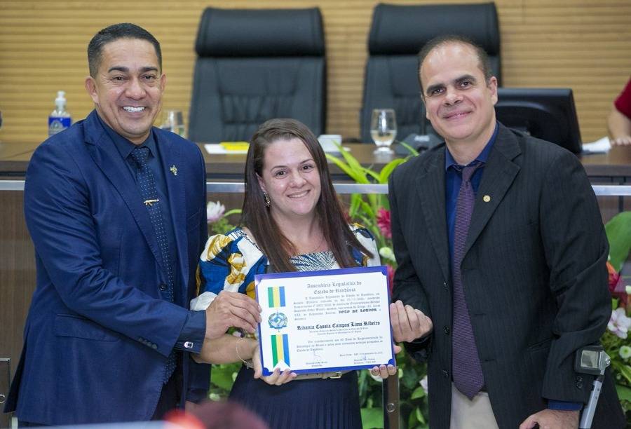 Ex-funcionária da FOLHA DO SUL e hoje secretária de Saúde em Colorado do Oeste é homenageada pela Assembleia Legislativa