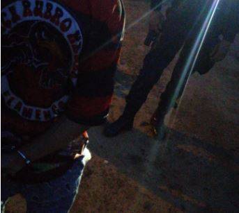 Denunciado se surpreende com mandado de prisão e diz a policiais que é do PCC; pés de maconha foram encontrados plantados no quintal